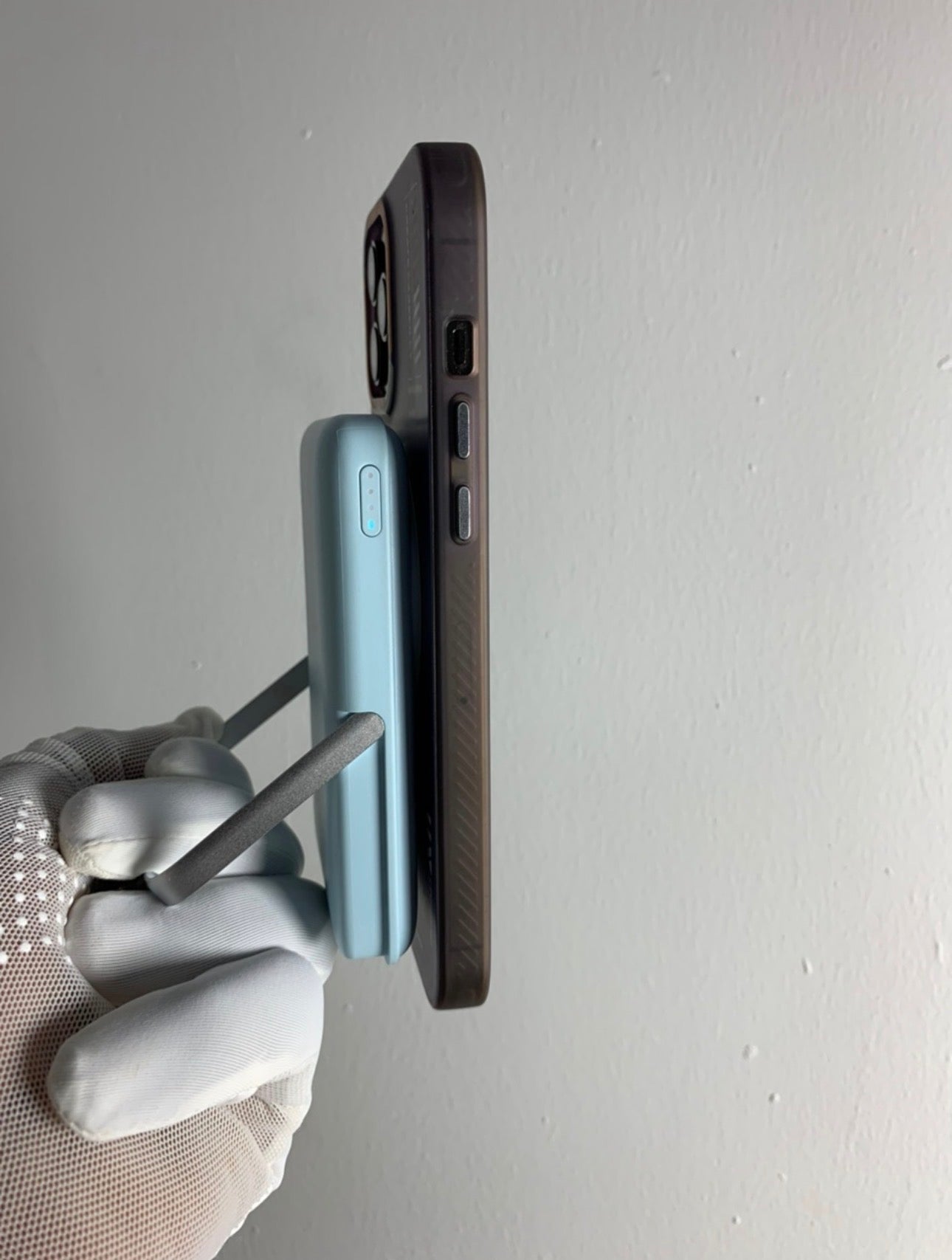 IDMIX Magnetic Wireless Power Bank with Foldable Stand